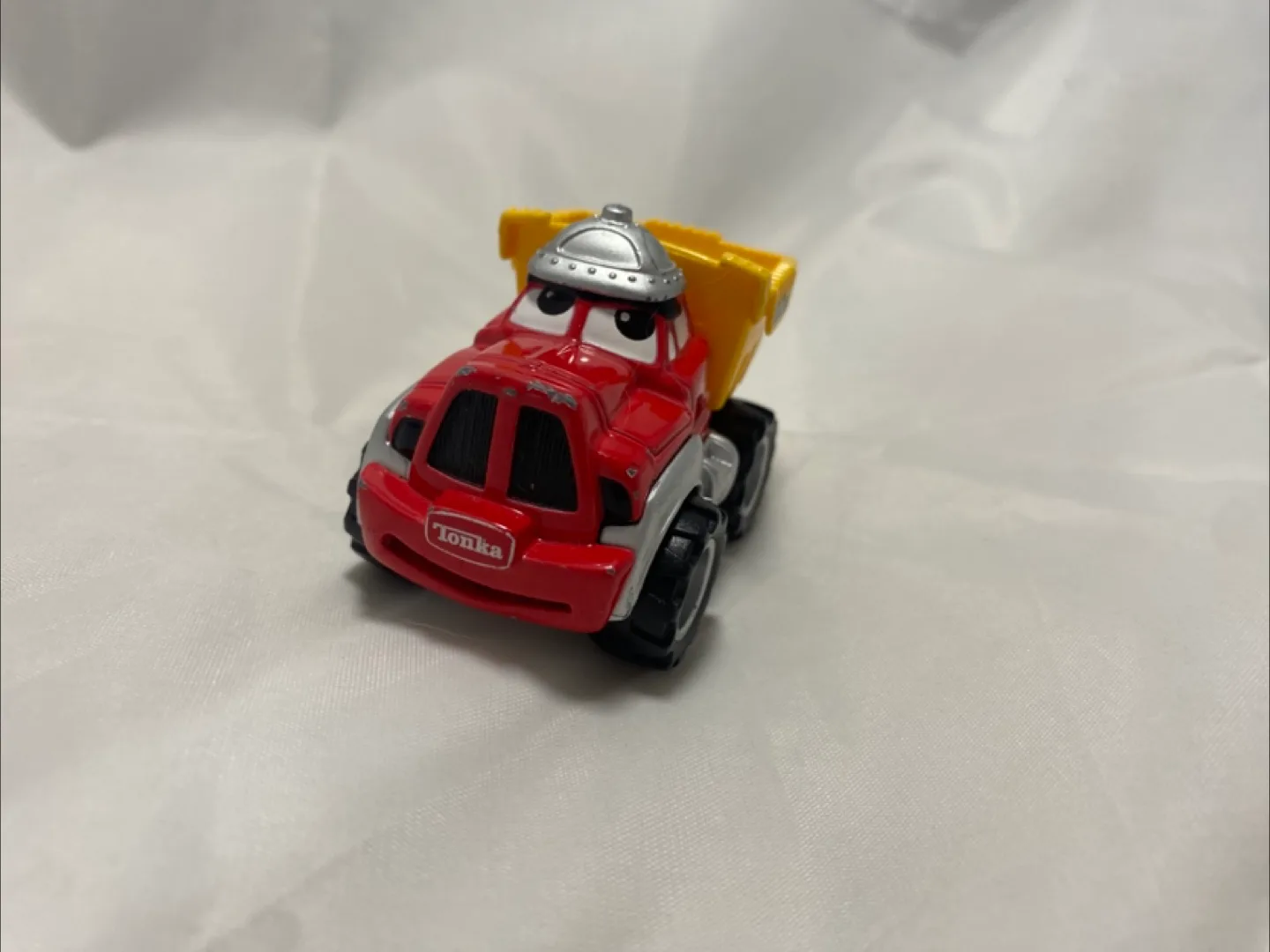 Tonka Chuck & Friends Chuck Dump Truck Maisto 2000 image indicator(2)