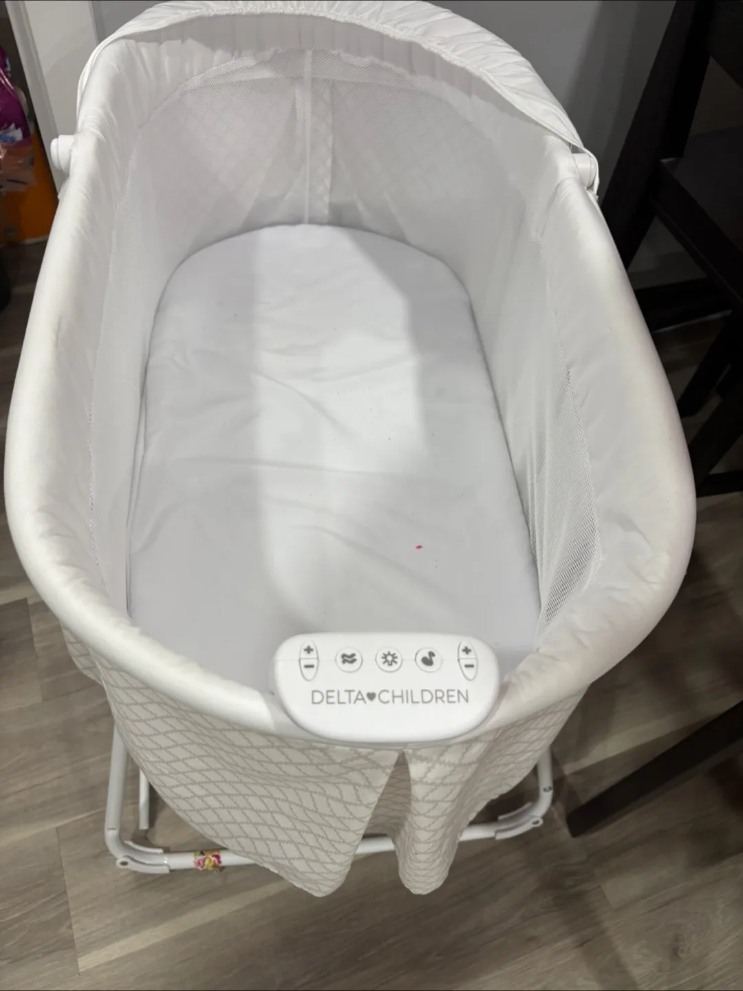 Delta Children Bassinet image indicator(2)