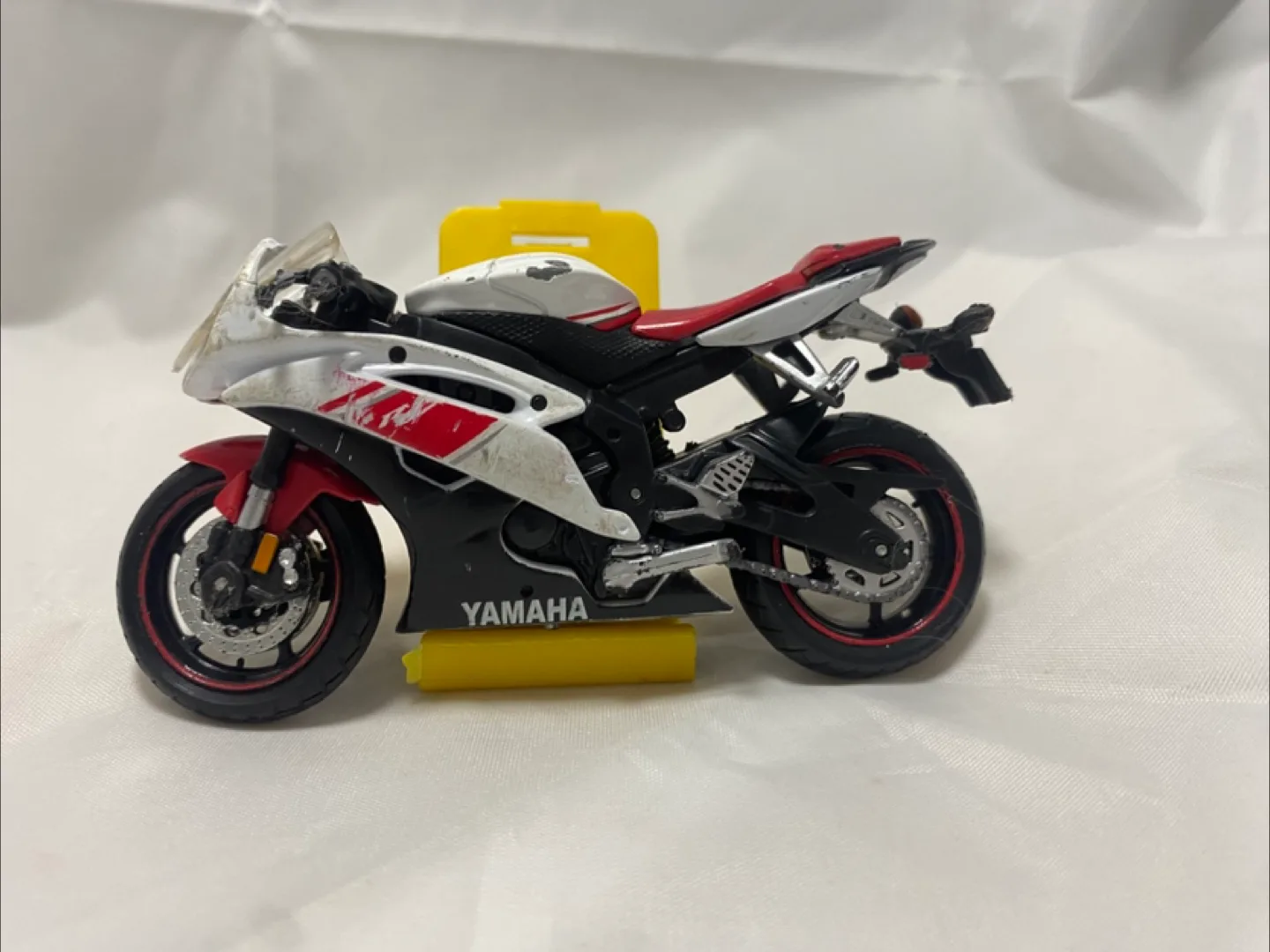 Maisto Speed Gear 1/18 Scale Yamaha YZF-R6 Diecast Motorcycle thumbnail