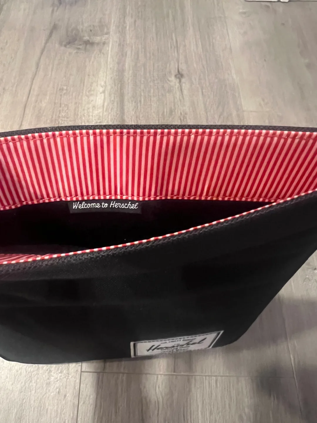 Herschel Black Tablet Sleeve / IPad protector 🇨🇦 image indicator(3)