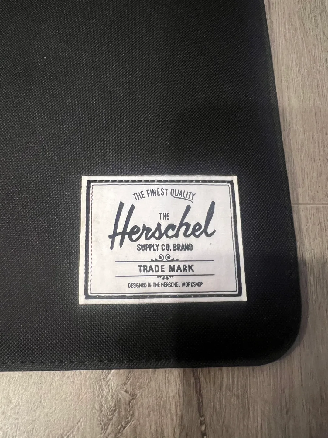 Herschel Black Tablet Sleeve / IPad protector 🇨🇦 image indicator(4)