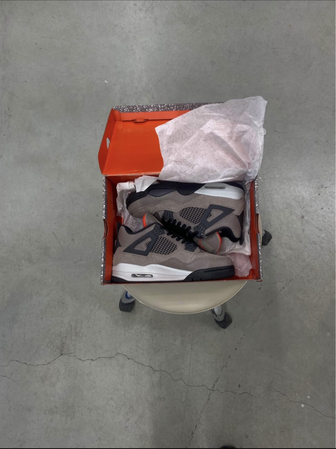 JORDAN 4 TAUPE HAZE SIZE 11