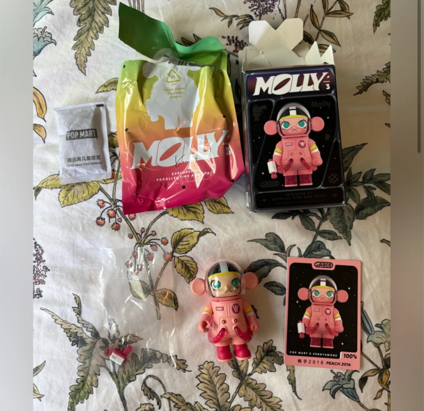 MEGA SPACE MOLLY 100% Peach 2016 POPMART x Kennysworth image indicator(2)