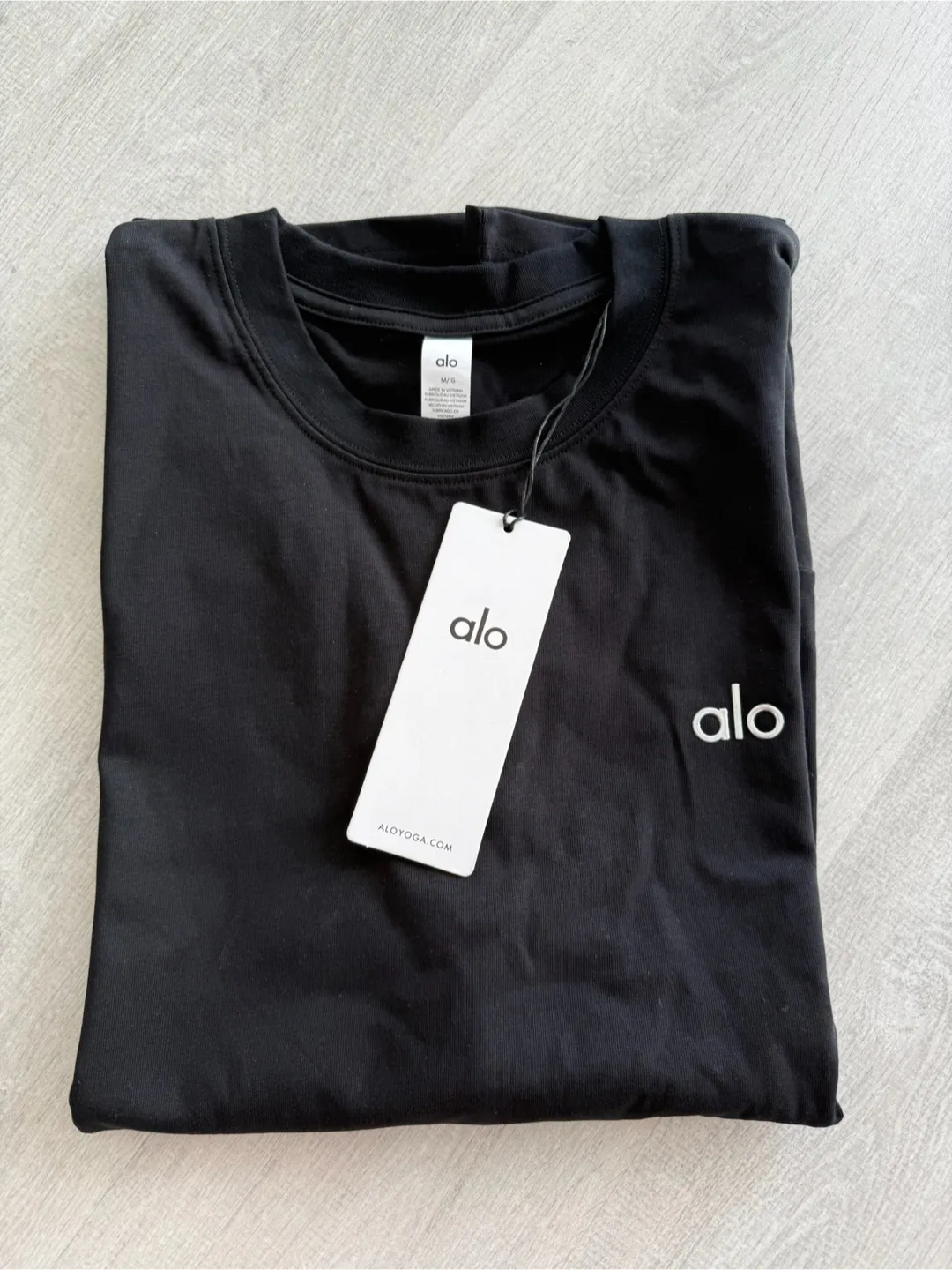 ALO Yoga T-Shirts - Black & White, Size M image indicator(2)