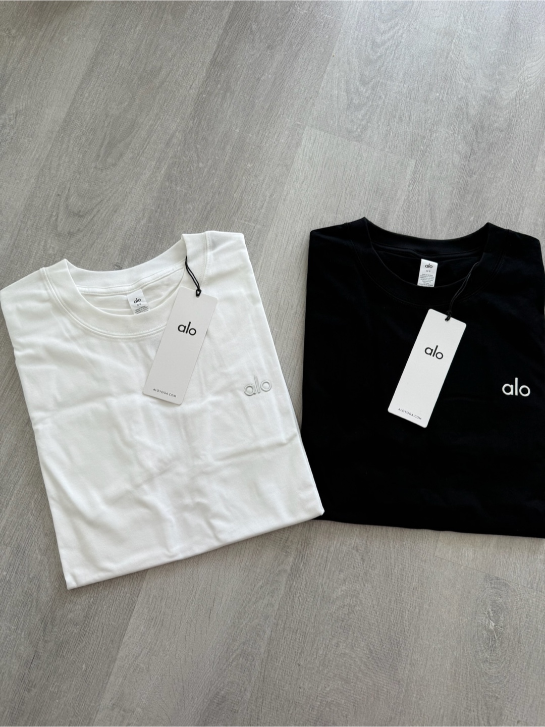 ALO Yoga T-Shirts - Black & White, Size M