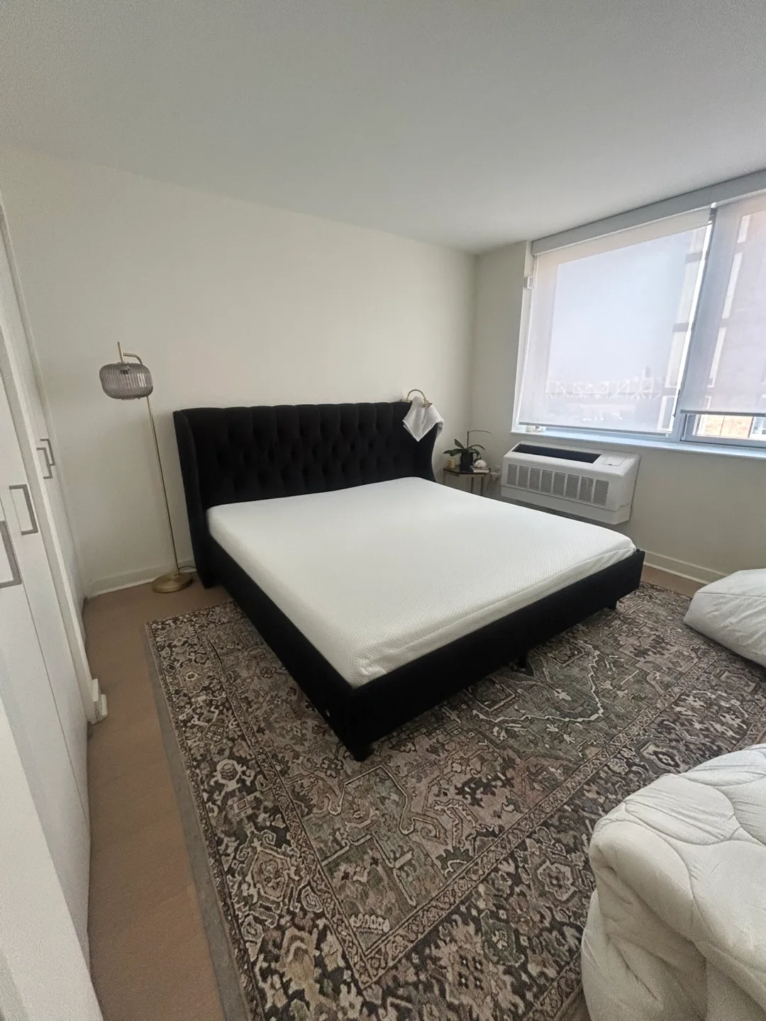 Tufted black king size bed frame + mattress + bedding SET image indicator(2)