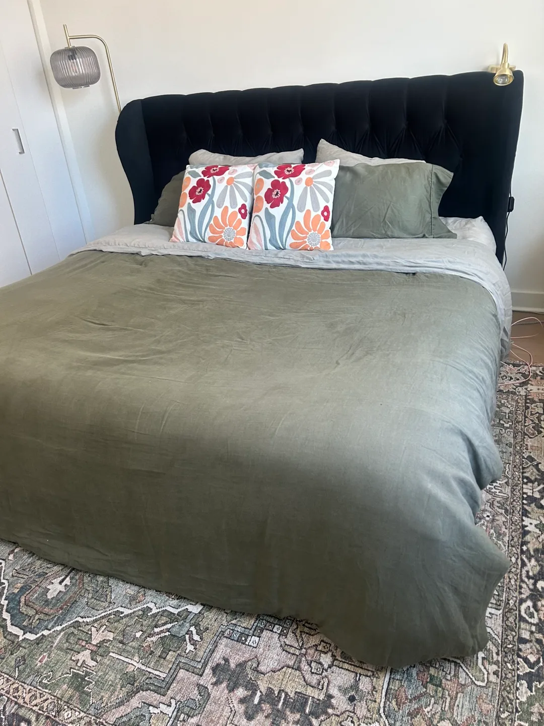 Tufted black king size bed frame + mattress + bedding SET image indicator(3)