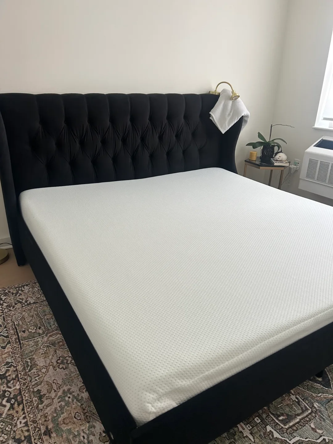 Tufted black king size bed frame + mattress + bedding SET image indicator(6)