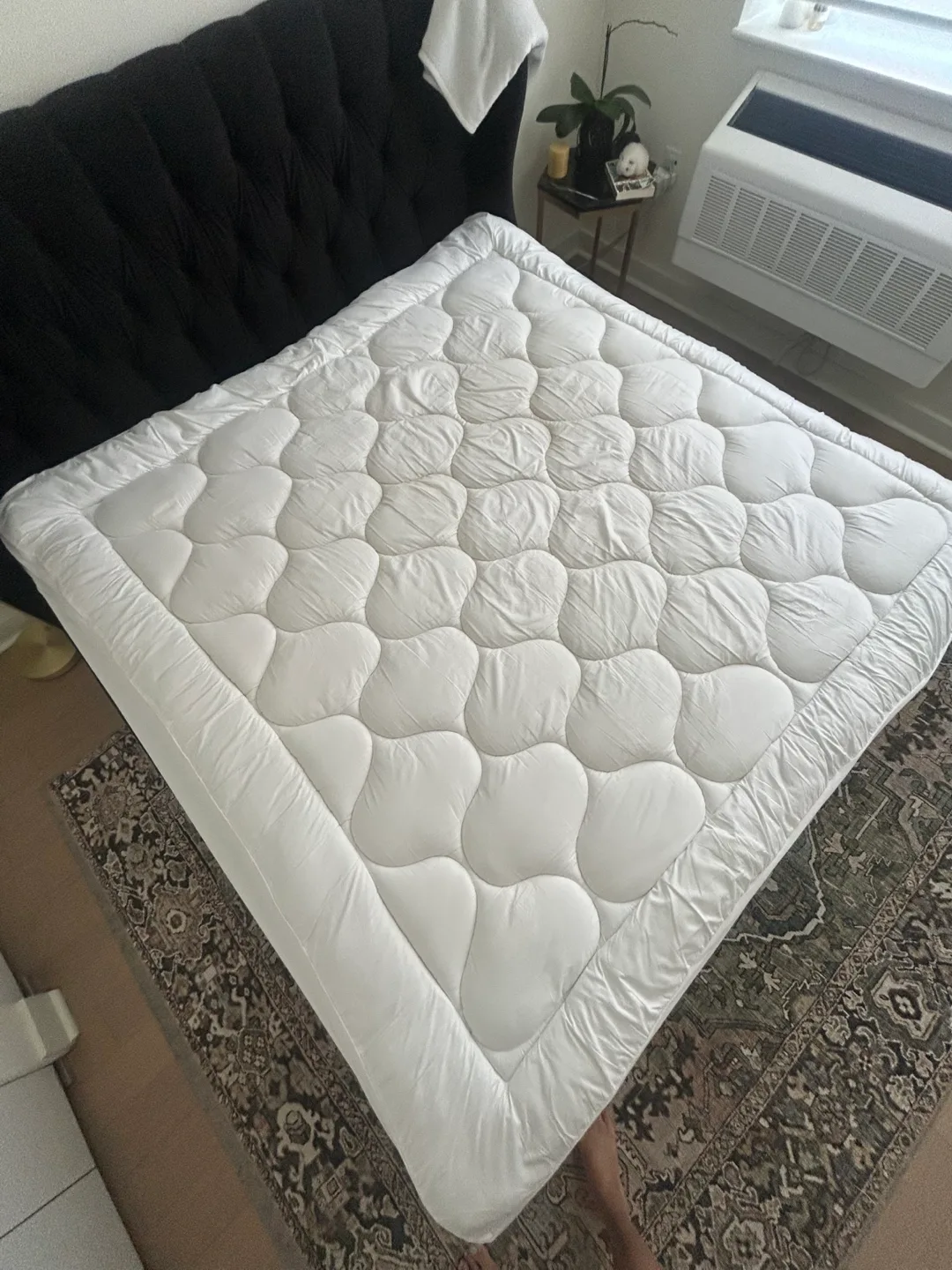 Tufted black king size bed frame + mattress + bedding SET image indicator(5)