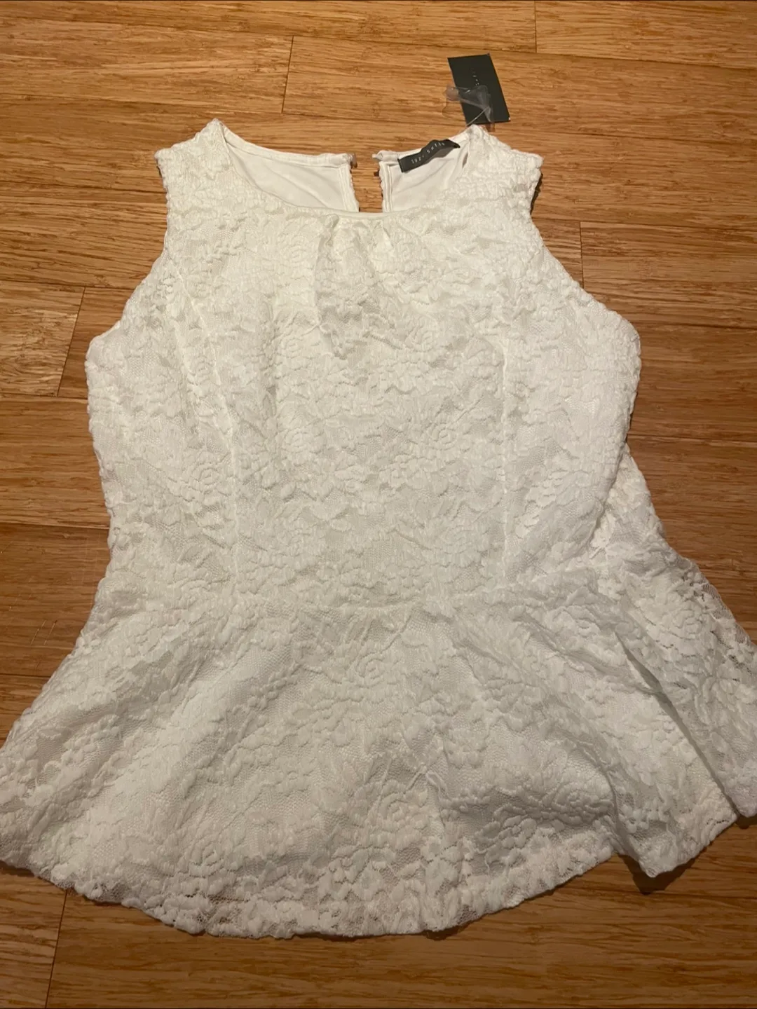 New Suzi Shier White Lace Top - Size M image indicator(3)