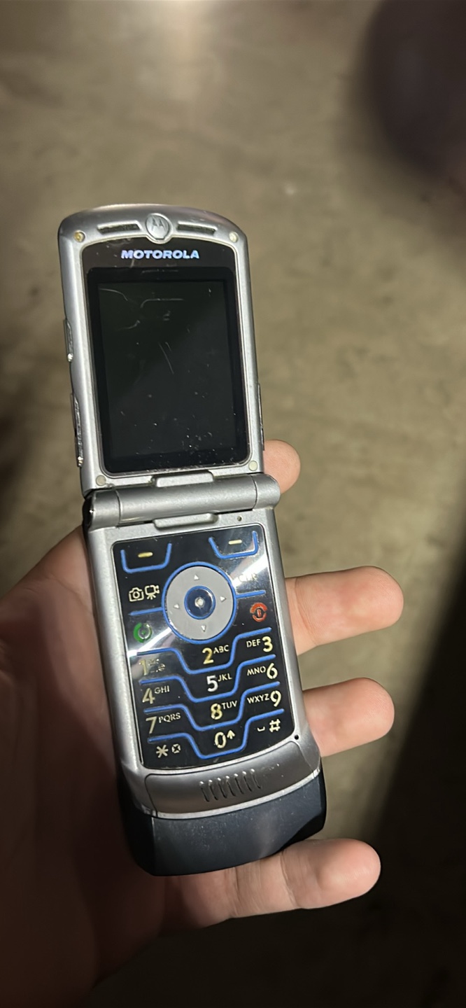 Motorola RAZR V3 flip phone - photo 2