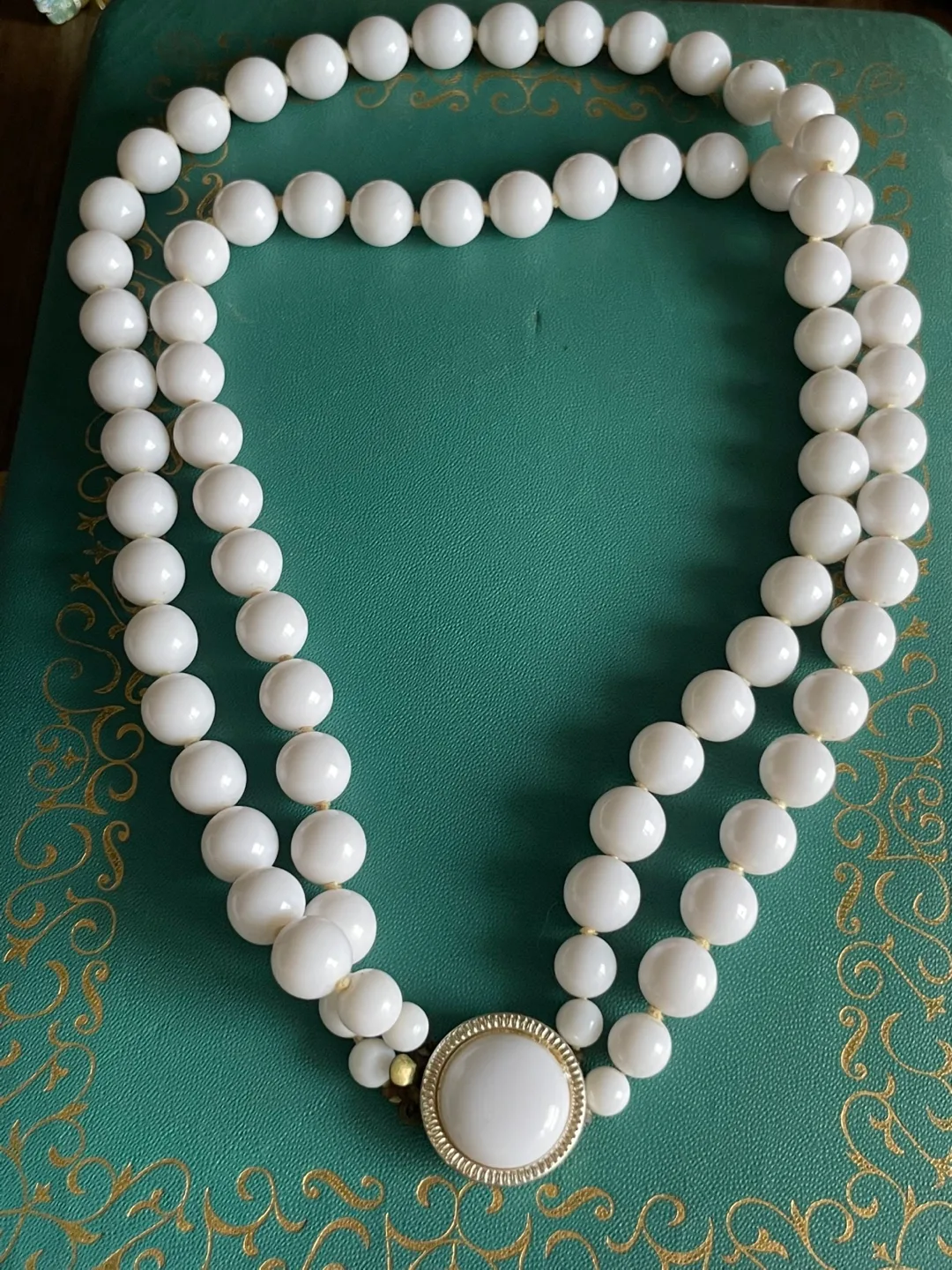 Vintage White Beaded Necklace thumbnail