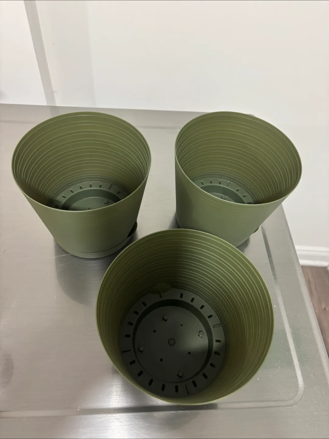 Set of 3 Olive Green Plastic Plant Pots image indicator(2)
