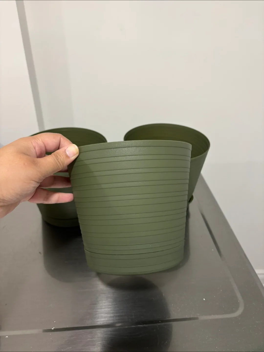 Set of 3 Olive Green Plastic Plant Pots image indicator(3)