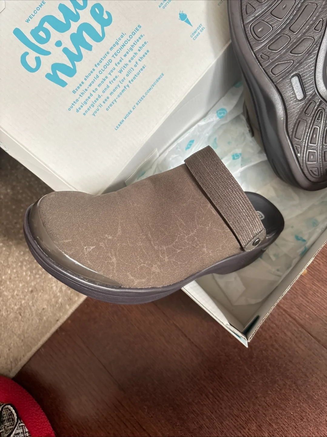 Bzees Cloud Nine Clogs, Size 8.5 thumbnail
