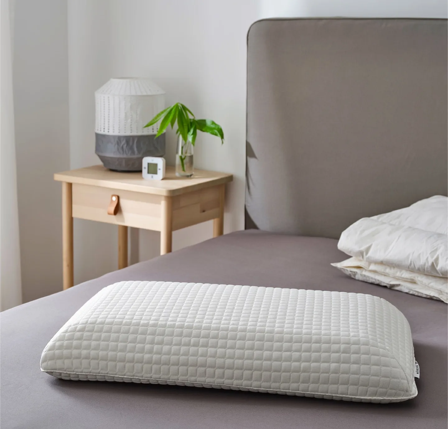 IKEA MJÖLKKLOCKA Ergonomic pillow 41x71 cm image indicator(5)