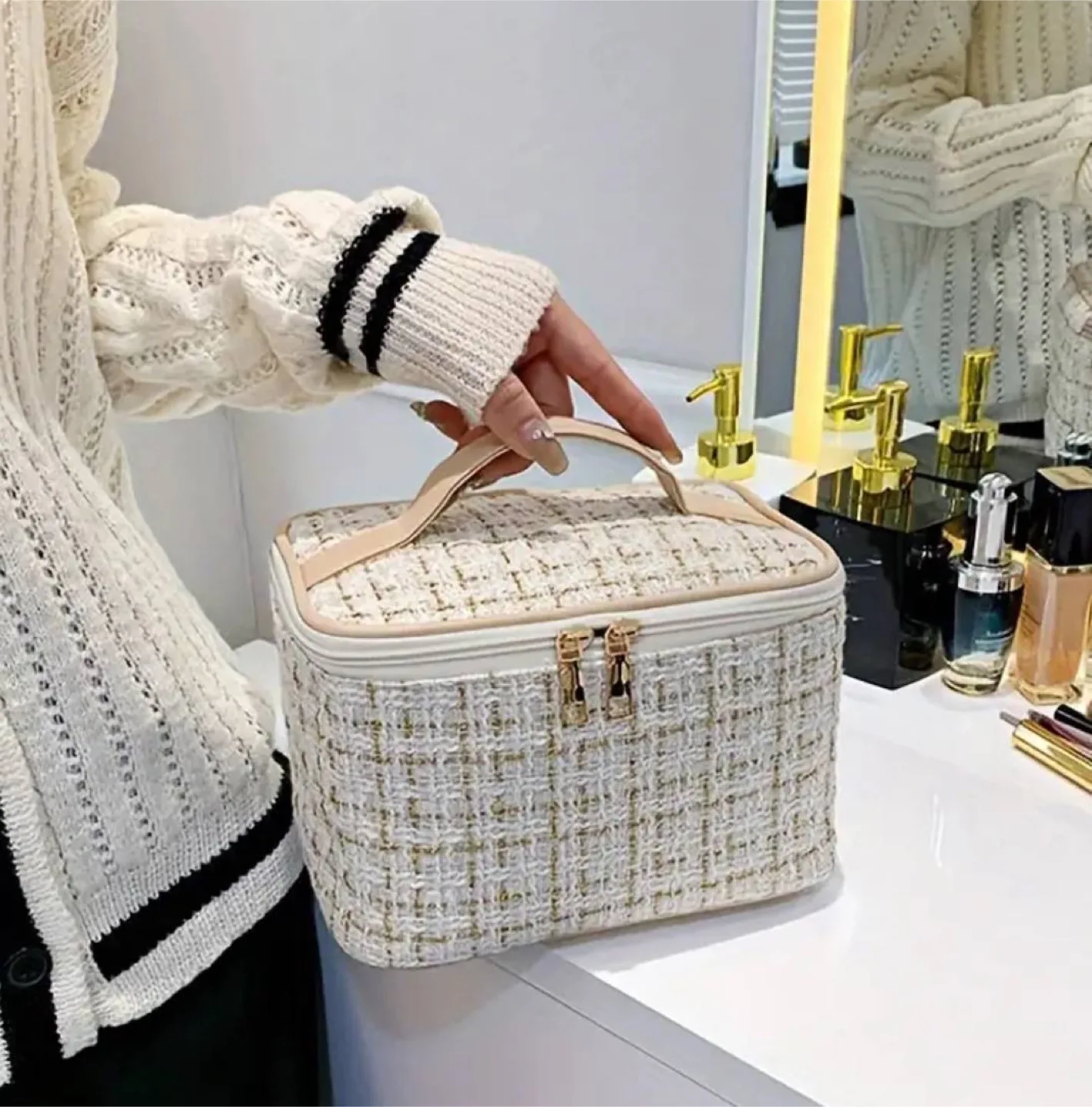 Makeup Bag with Handle and Zipper thumbnail