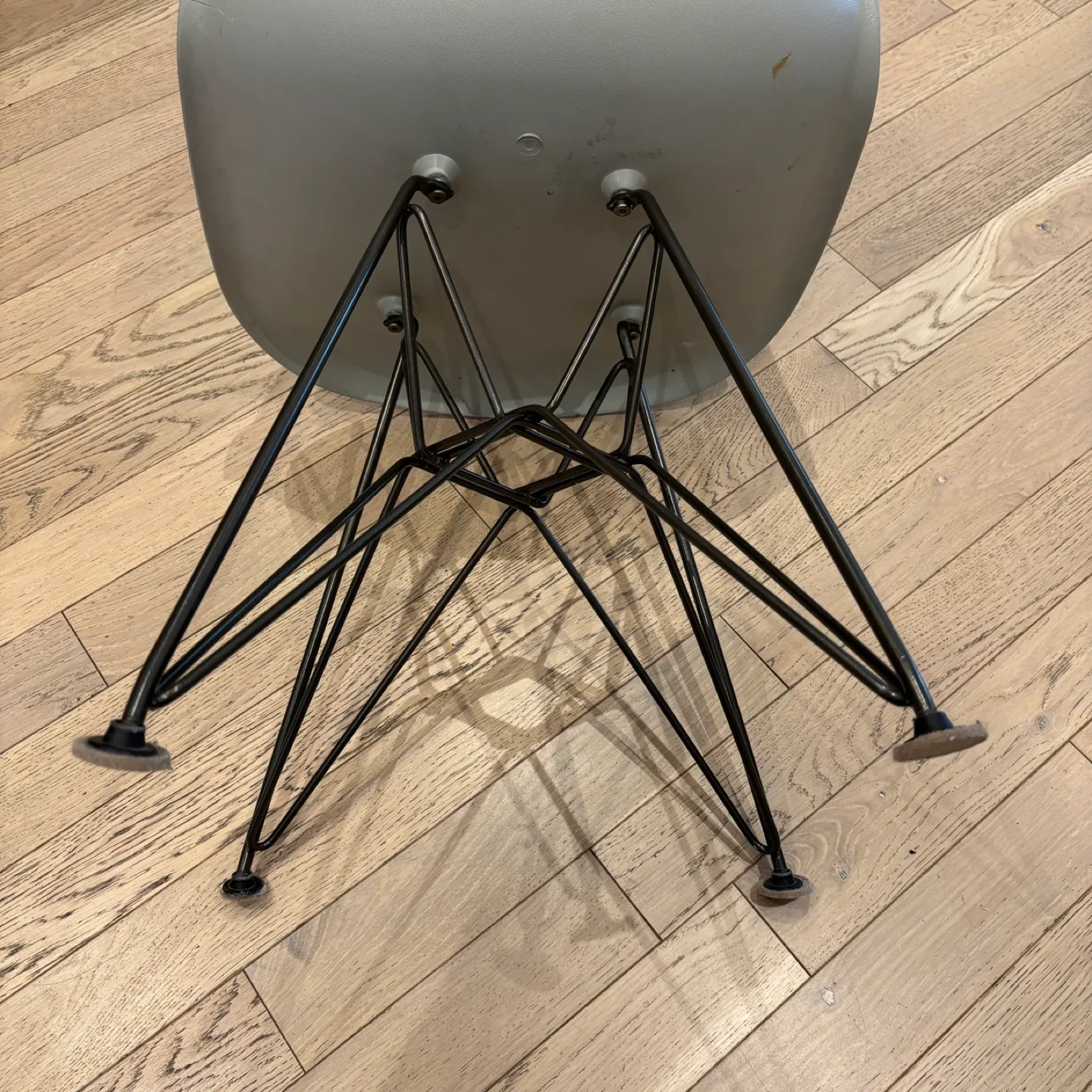 Set of 5 cream plastic Eames style Eiffel chairs image indicator(3)