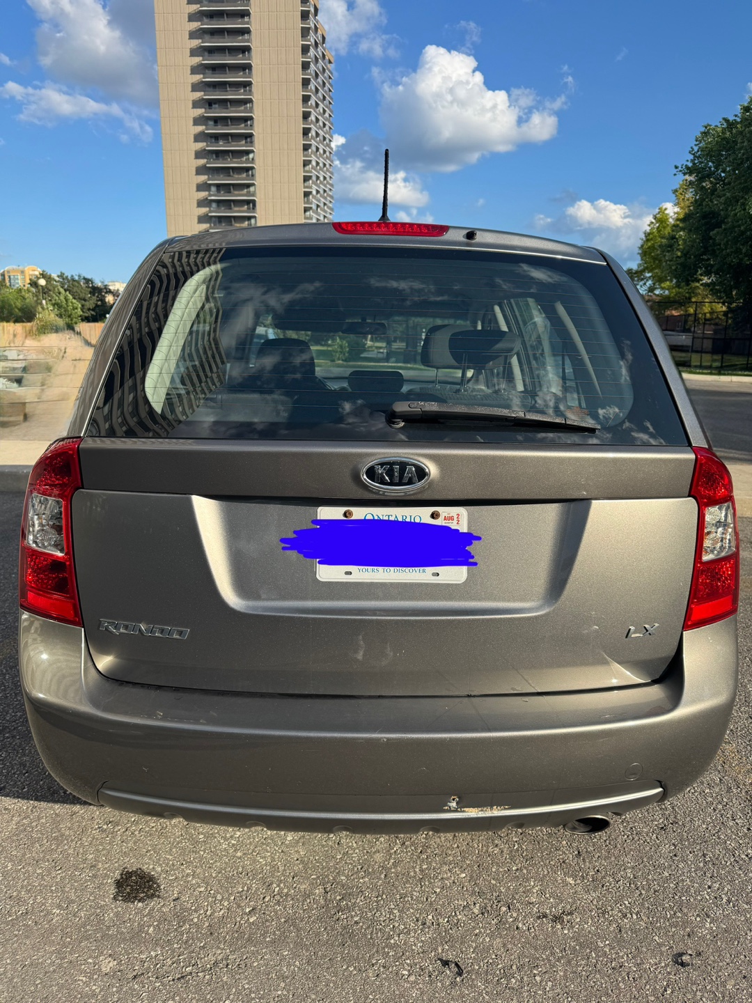 2011 Gray Kia Rondo - photo 2