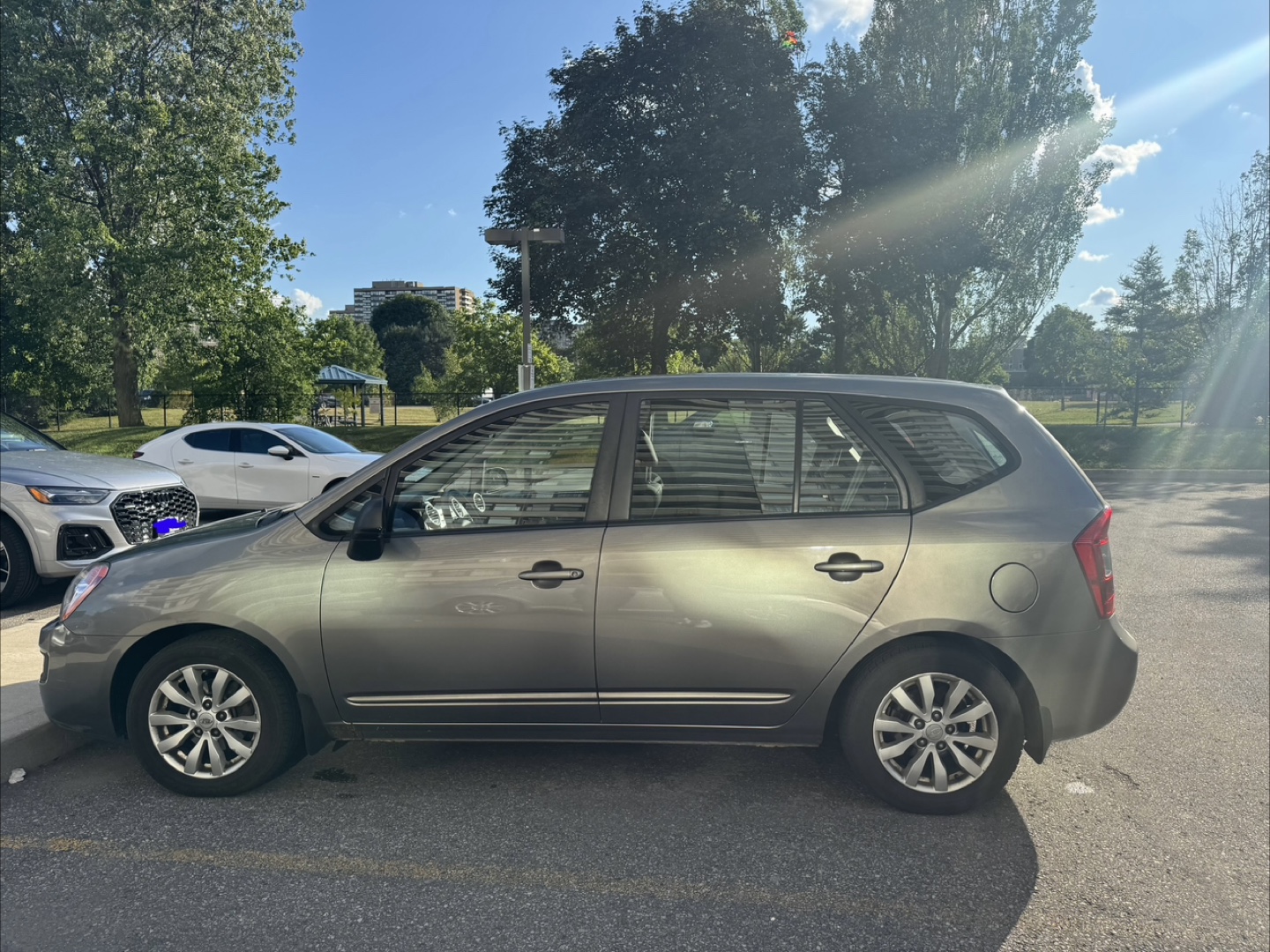 2011 Gray Kia Rondo - photo 4