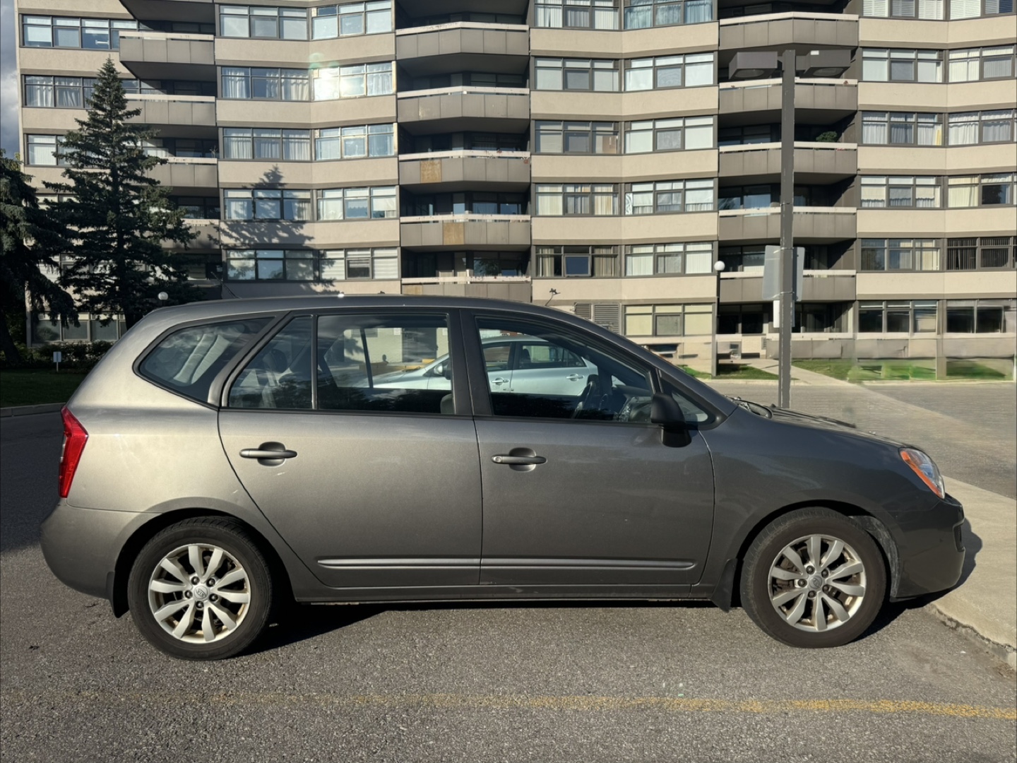 2011 Gray Kia Rondo - photo 3