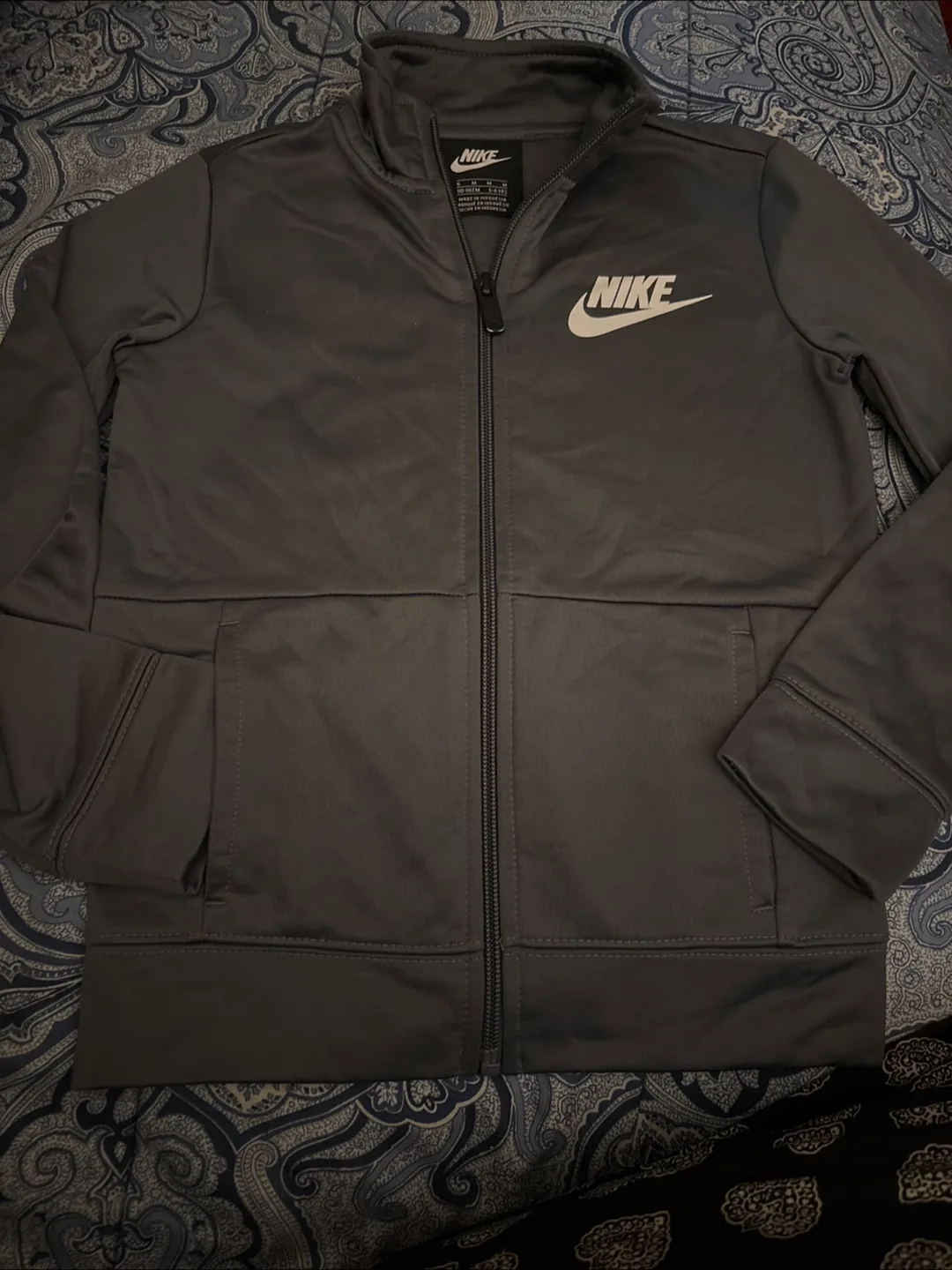 🇨🇦Nike Jacket - Size 5-6 Years - Grey image indicator(3)