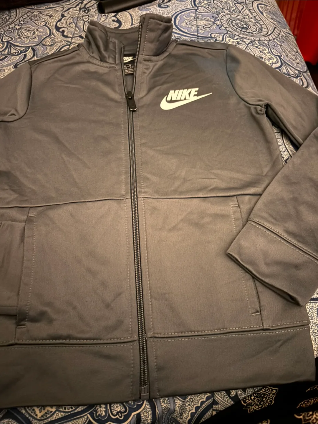 🇨🇦Nike Jacket - Size 5-6 Years - Grey image indicator(2)