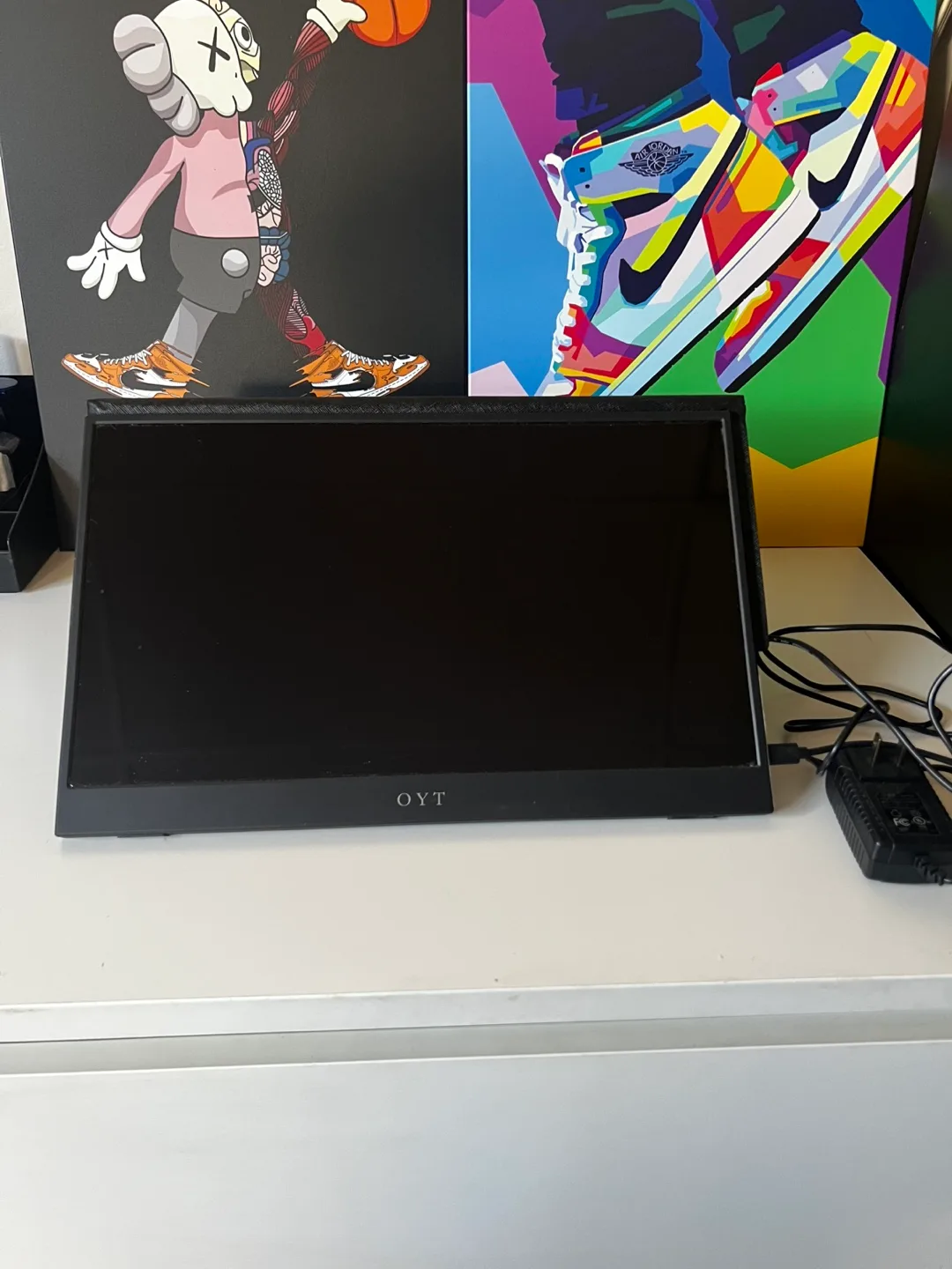 OYT Portable Monitor with power adapter image indicator(4)