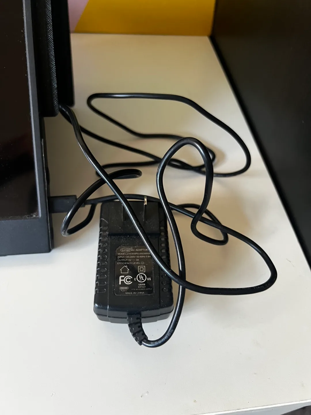 OYT Portable Monitor with power adapter image indicator(3)