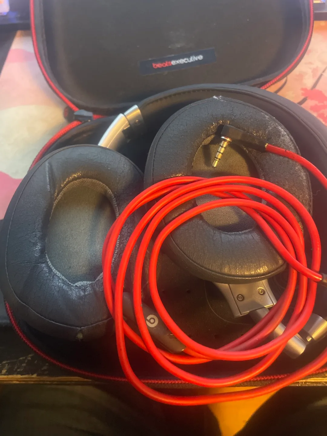 Beats Executive Headphones image indicator(2)