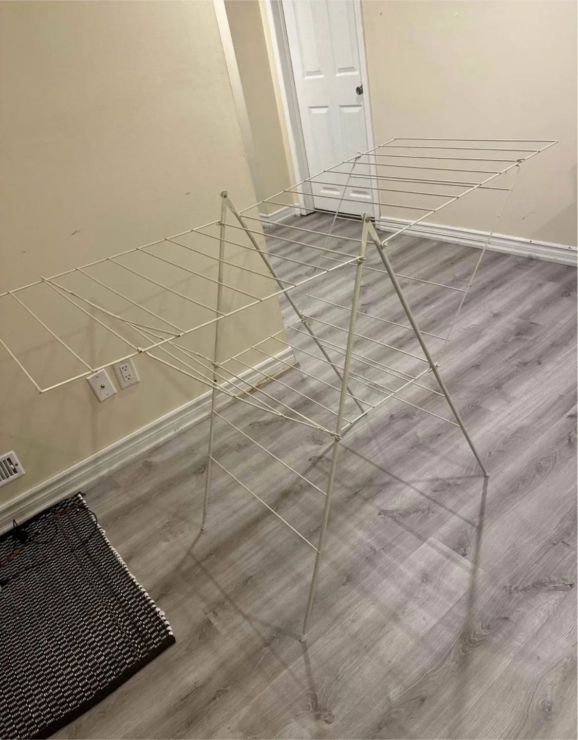 White Metal Clothes Drying Rack image indicator(2)