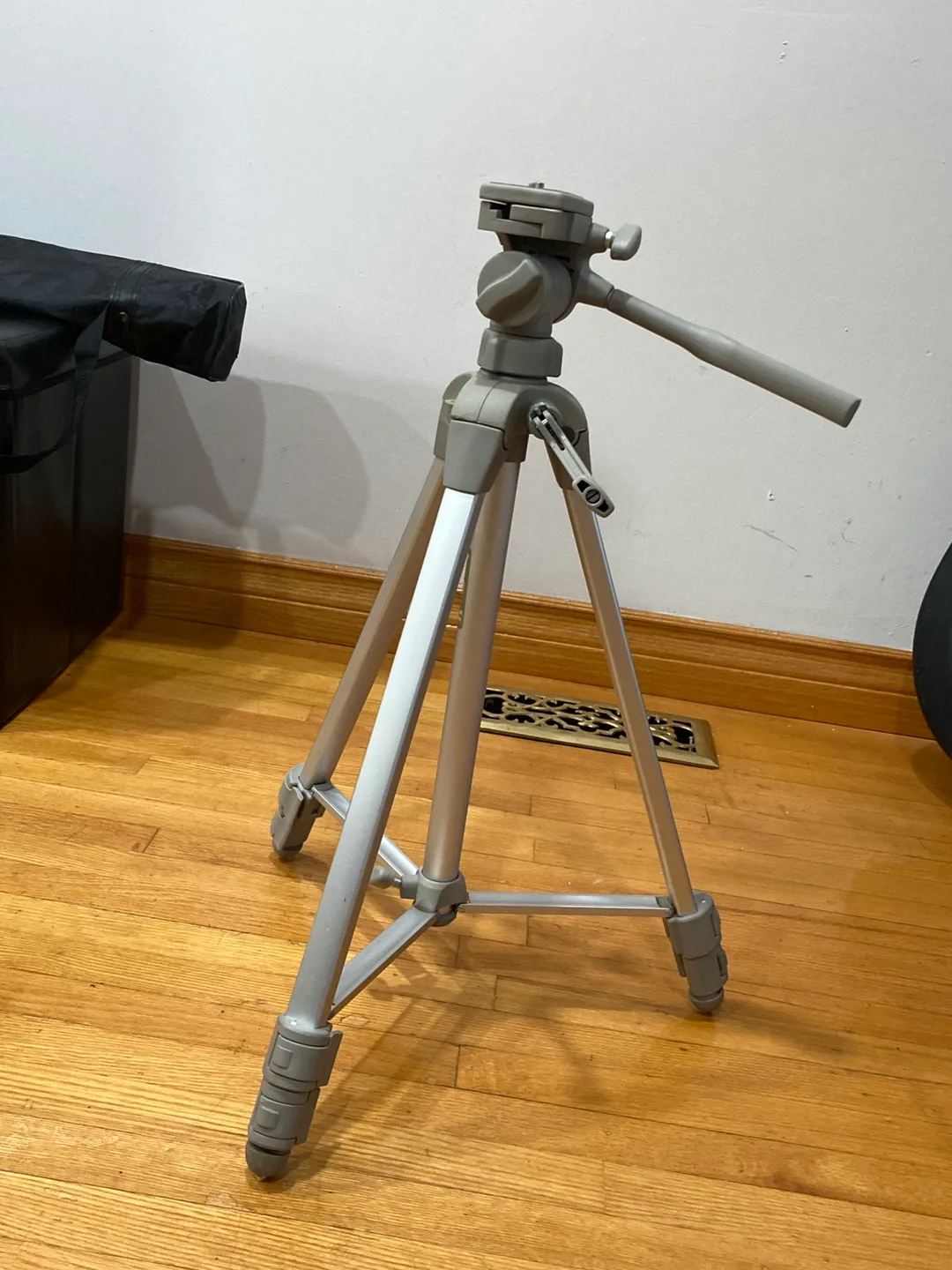 Camera Tripod with Carrying Case image indicator(2)