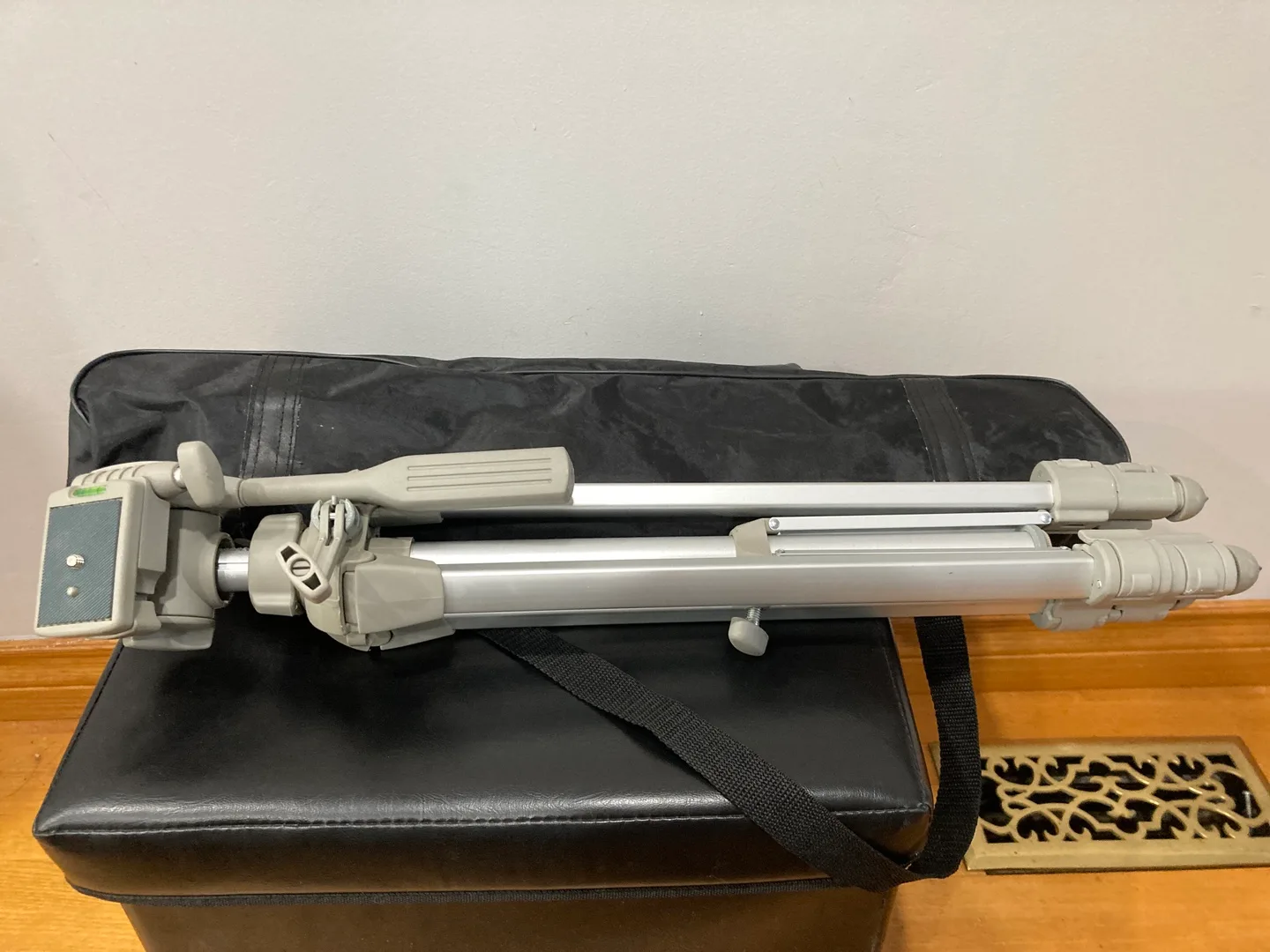 Camera Tripod with Carrying Case image indicator(4)