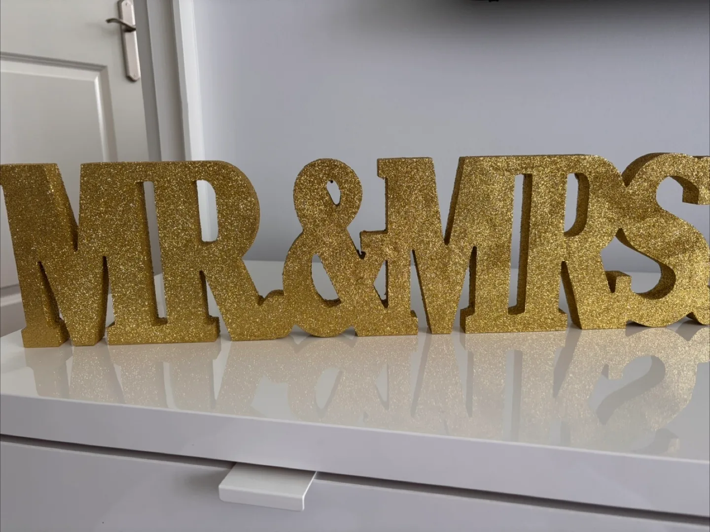 Mr & Mrs Gold Glitter Sign thumbnail