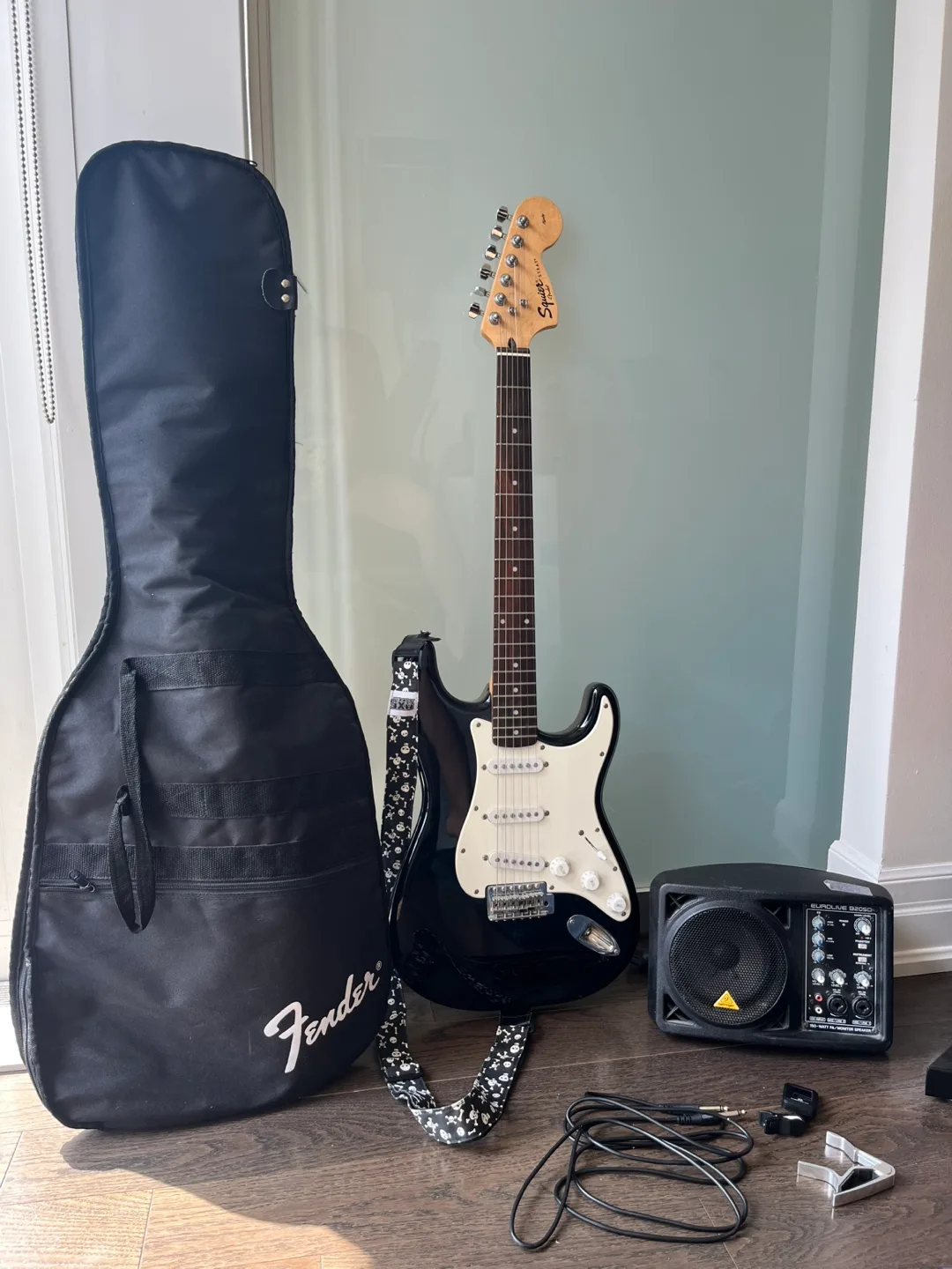 Bundle - Squier Affinity Stratcoaster + Speaker thumbnail