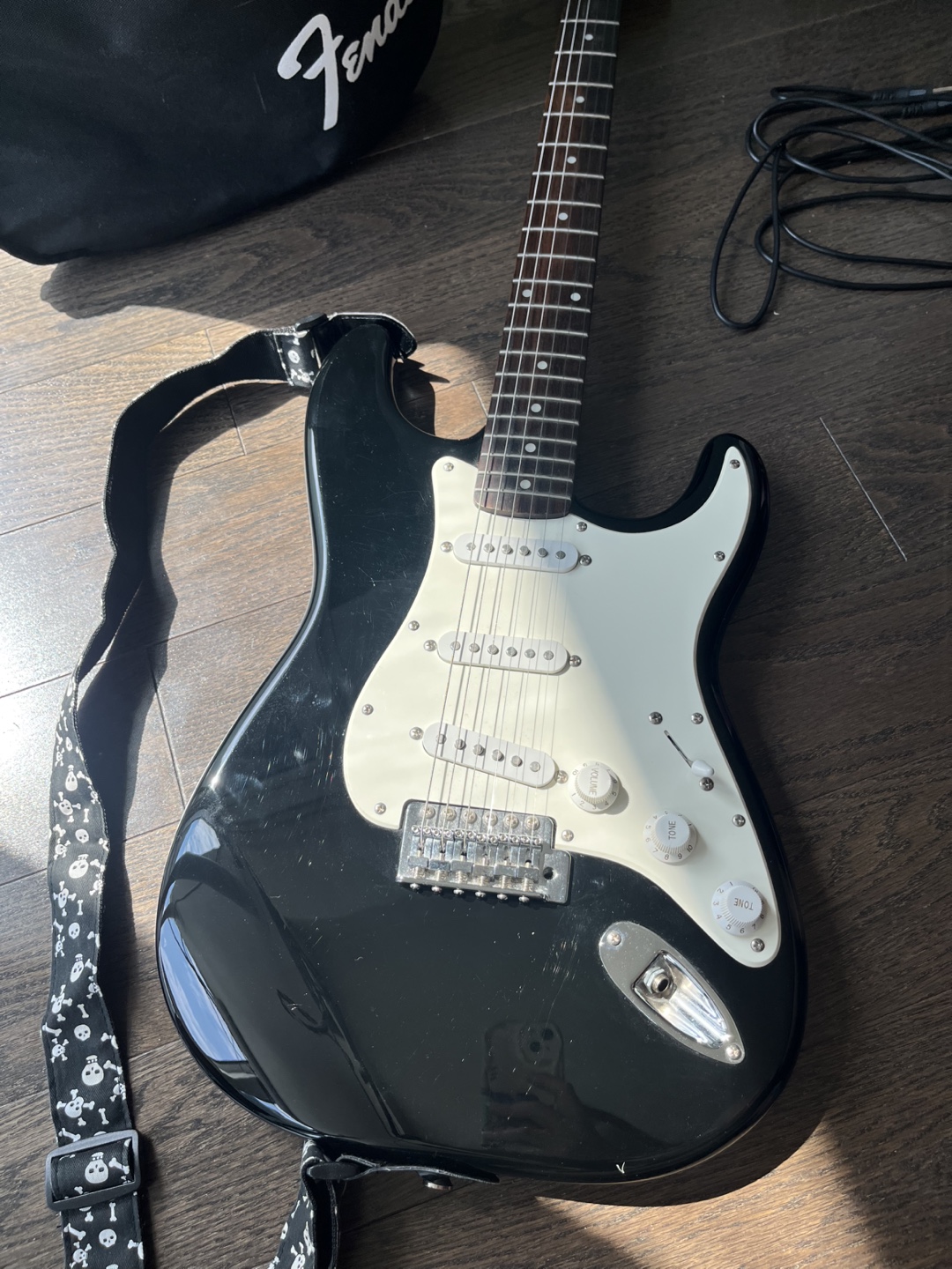 Bundle - Squier Affinity Stratcoaster + Speaker - photo 2