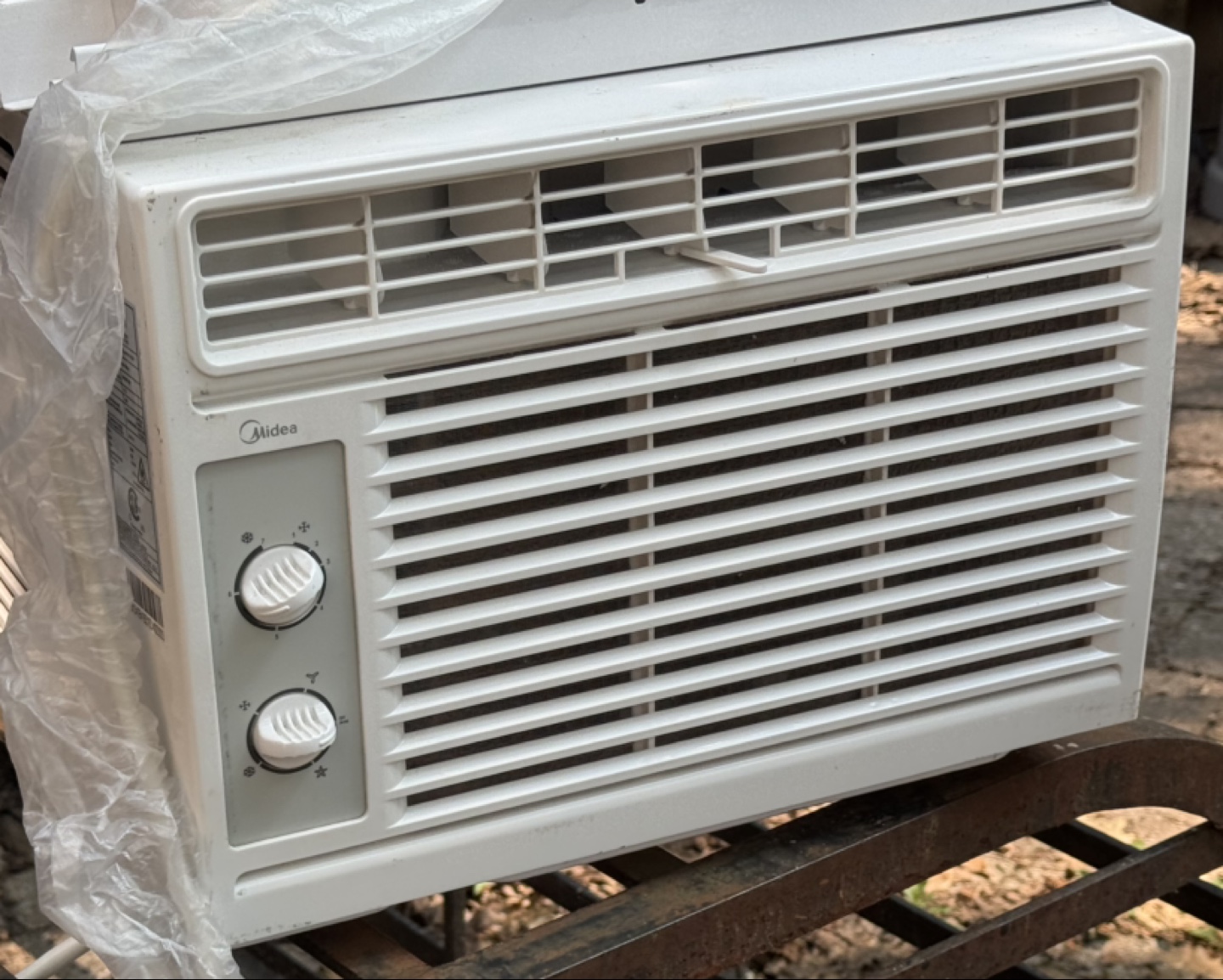Midea Window Air Conditioner - photo 3