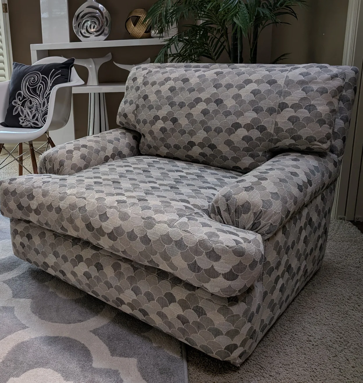 Super Fun, Cozy Modern Accent Chair image indicator(2)