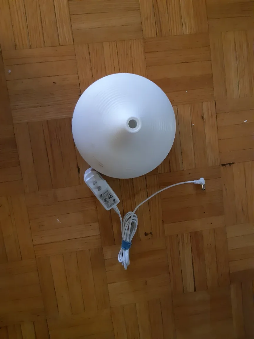White Diffuser with Power Adapter 🇨🇦 thumbnail