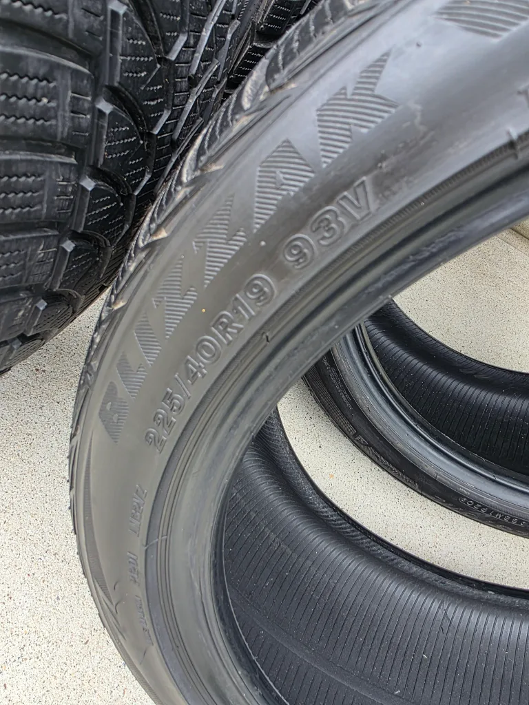 Bridgestone Blizzak 225/40R19 Winter Tires image indicator(7)