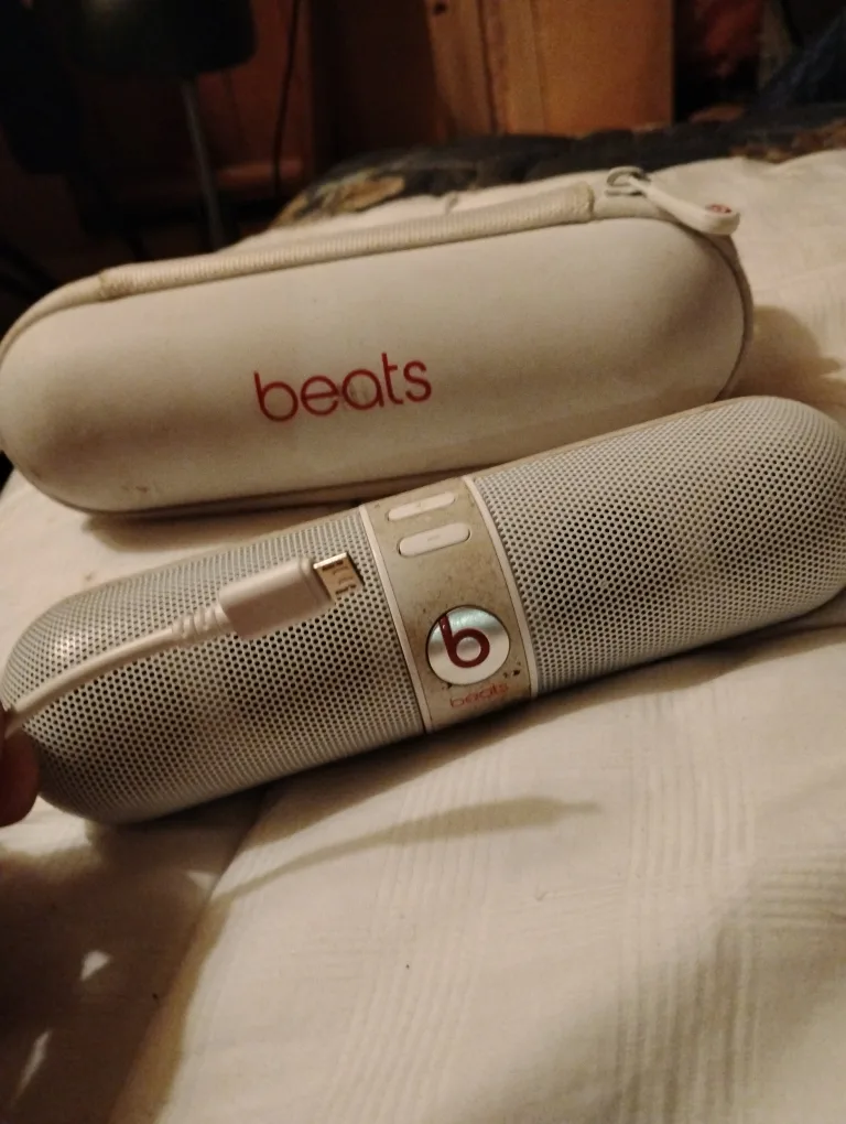 Beats Pill Portable Speaker with Case image indicator(7)