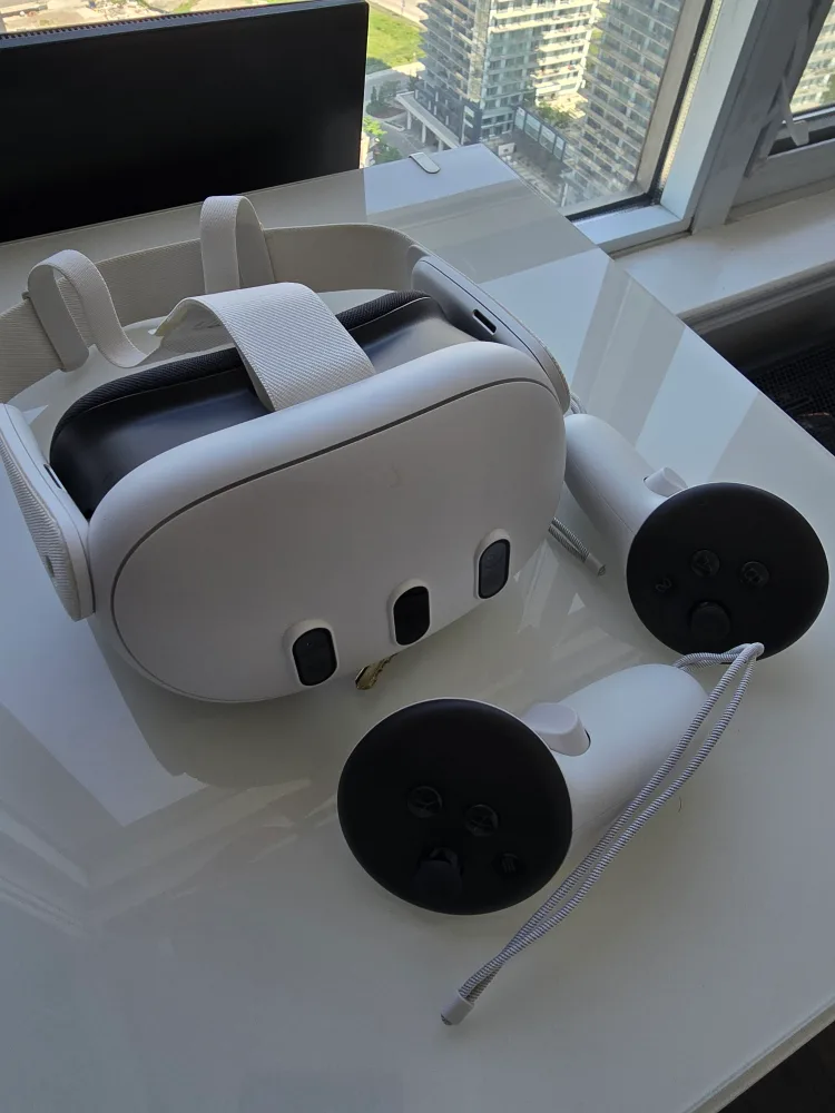 Like new Meta Quest 2 VR Headset thumbnail