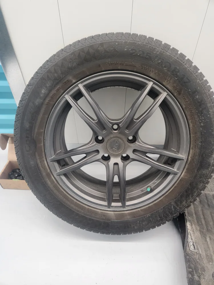 225/60R17 Winter Tire with Kane Rim image indicator(5)