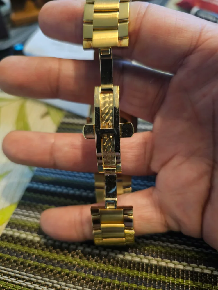 Gucci Gold-Tone Ladies Watch with Box Authentic image indicator(5)