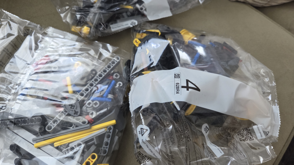 LEGO Technic Bugatti Bolide 42151 - 905 Pieces - photo 3