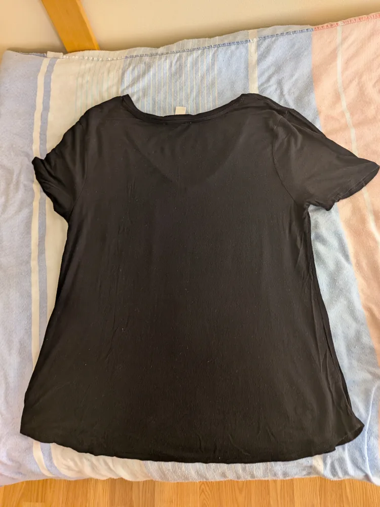 SW Essentials Black V-Neck T-Shirt - Size Large image indicator(2)