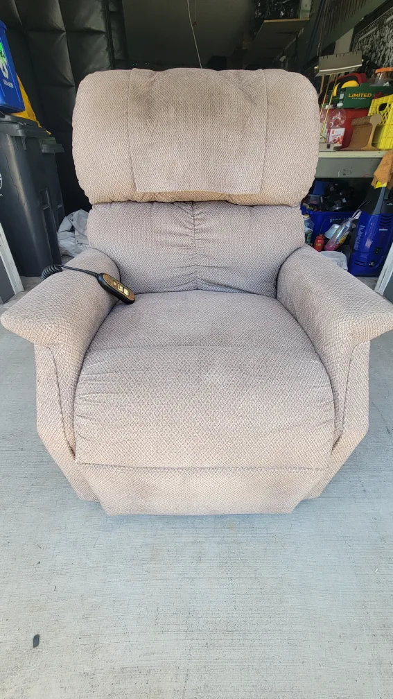 GOLDEN Technologies Electronic Lift Recliner (FREE DELIVERY) thumbnail