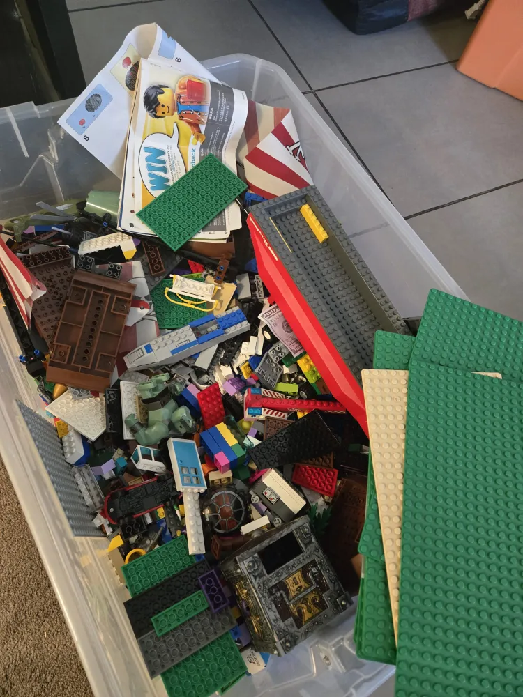 Mixed LEGO Bricks & Pieces thumbnail