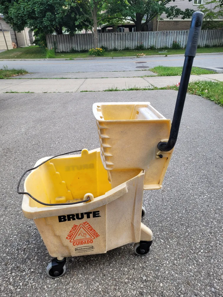 Rubbermaid Brute Mop Bucket with Wringer 🇨🇦 thumbnail