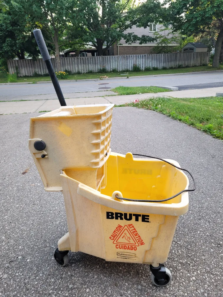 Rubbermaid Brute Mop Bucket with Wringer 🇨🇦 image indicator(3)